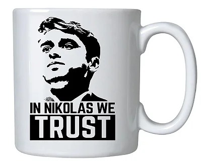 Caneca Branca In Nikolas We Trust Mão Direita