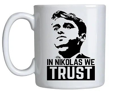 Caneca Branca In Nikolas We Trust Mão Esquerda